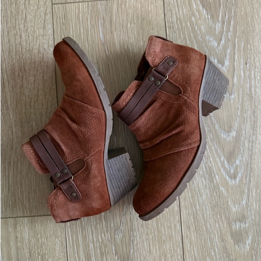 Earth Origins Brown ankle boots